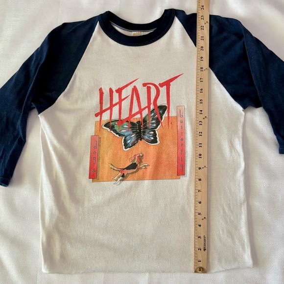 VTG 1978 HEART Dog & Butterfly Tour Raglan T size Large Cropped Raw Hem 70s - Picture 4 of 7